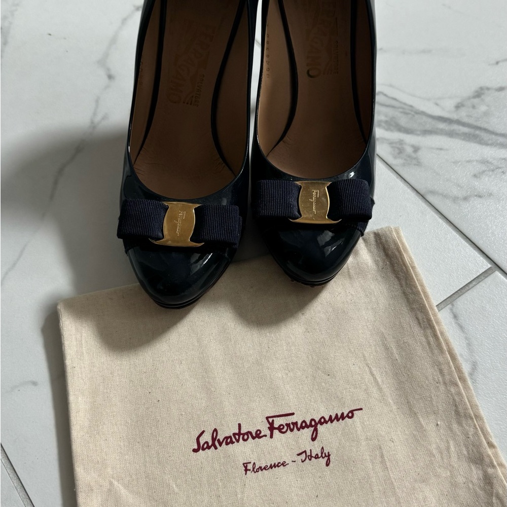Salvatore Ferragamo Vera Bow Pump in Navy Size 8